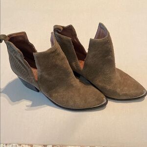 Jeffery Campbell Cromwell olive green Suede Ankle Boots silver tips size 9